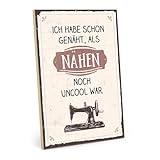 TypeStoff Holzschild mit Spruch – ICH HABE SCHON GENÄHT, ALS NÄHEN NOCH UNCOOL WAR – Schild Vintage-Look mit Zitat als Geschenk und Dekoration - HS-00562