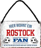 Blechschilder Hier WOHNT EIN Rostock Fan Hängeschild für Fußball Begeisterte Deko Artikel Schild Geschenkidee 18x12