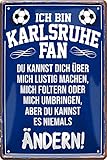 Blechschilder Hier wohnt EIN Karlsruhe Fan Deko Metallschild Schild Artikel Geschenk zum Geburtstag oder Weihnachten 20x30