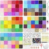 BIBOKLTIY 48690 Stück 2mm 114 Farben Glasperlen zum Auffädeln, Perlen Armbänder Selber Machen, Perlen Set Armbänder, Kleine Perlen für Armbänder mit 500 Perlen Buchstaben, Mini Perlen für Armb
